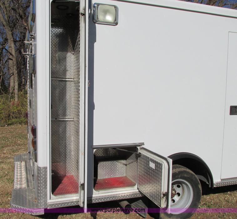 image for item N9326 2003 Ford Econoline E450 ambulance