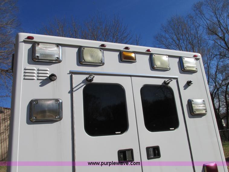 image for item N9326 2003 Ford Econoline E450 ambulance