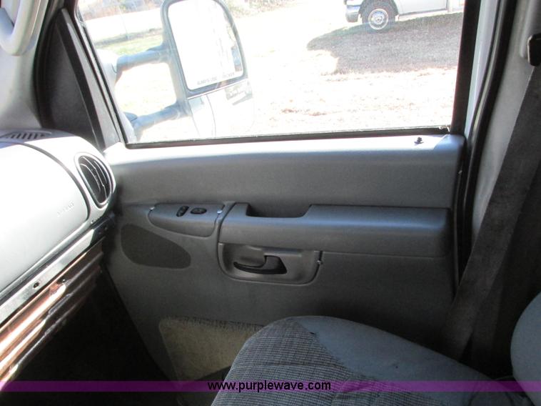 image for item N9326 2003 Ford Econoline E450 ambulance