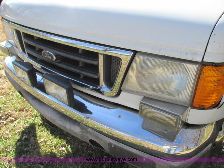 image for item N9326 2003 Ford Econoline E450 ambulance