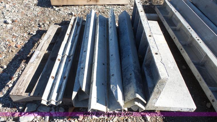 image for item BF9189 Wall-Ties and Forms concrete form corner panels