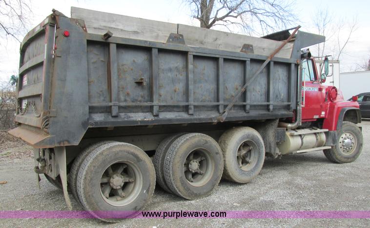 image for item BS9903 1995 Ford LT9000 dump truck