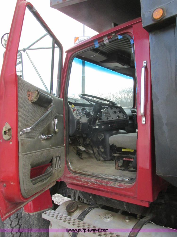 image for item BS9903 1995 Ford LT9000 dump truck