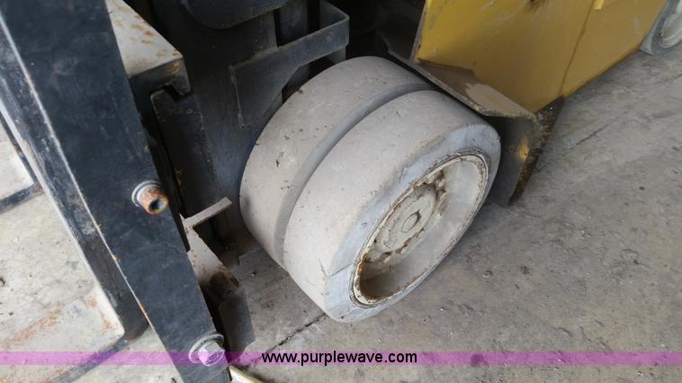 image for item H2588 Yale Electric forklift