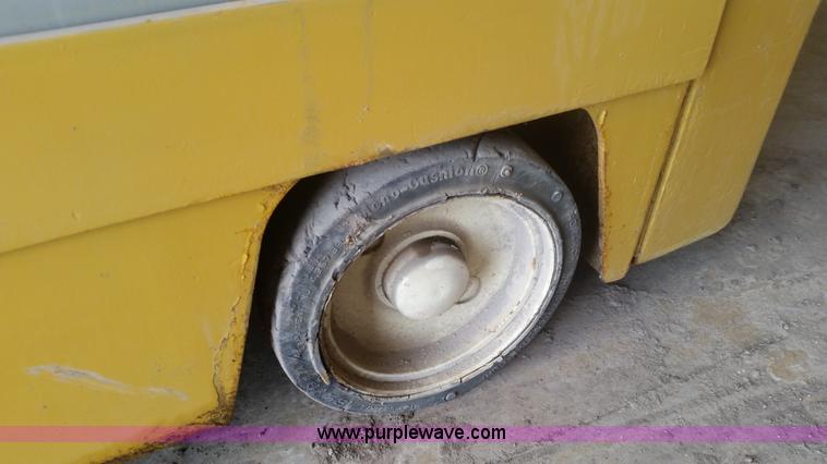 image for item H2588 Yale Electric forklift