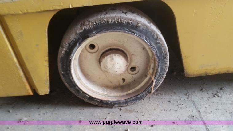 image for item H2588 Yale Electric forklift