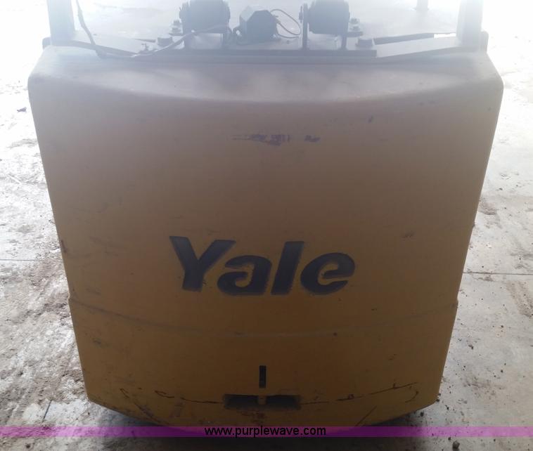 image for item H2588 Yale Electric forklift