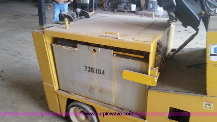 image for item H2588 Yale Electric forklift