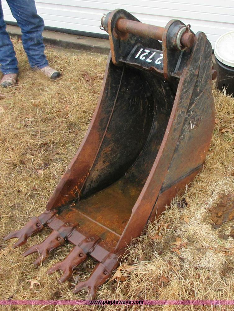 Caterpillar backhoe bucket in Claremore, OK Item I1770 sold Purple Wave