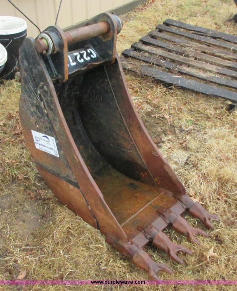 image for item I1770 Caterpillar backhoe bucket