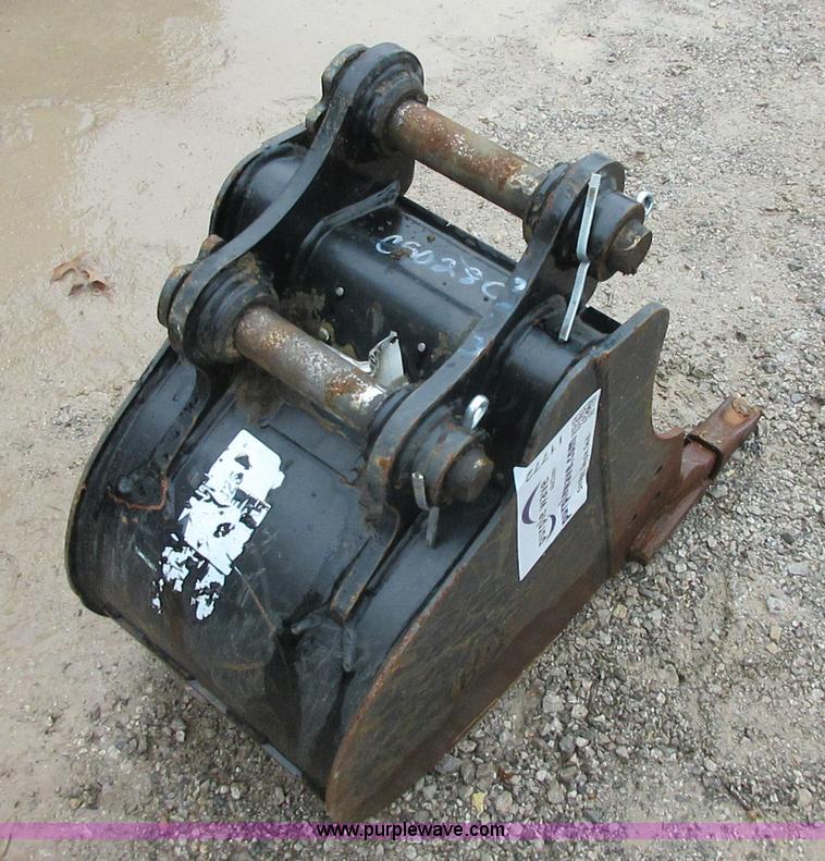 image for item I1772 Caterpillar mini excavator bucket