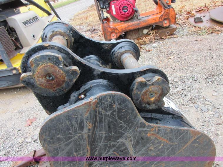 image for item I1772 Caterpillar mini excavator bucket