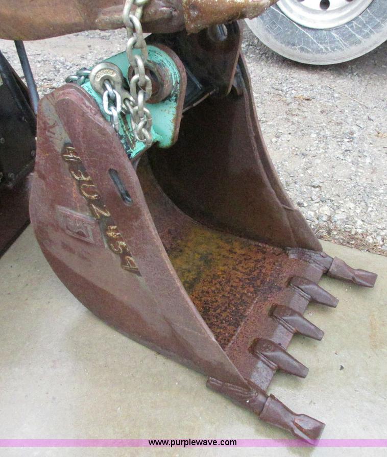 image for item I1774 Caterpillar backhoe bucket