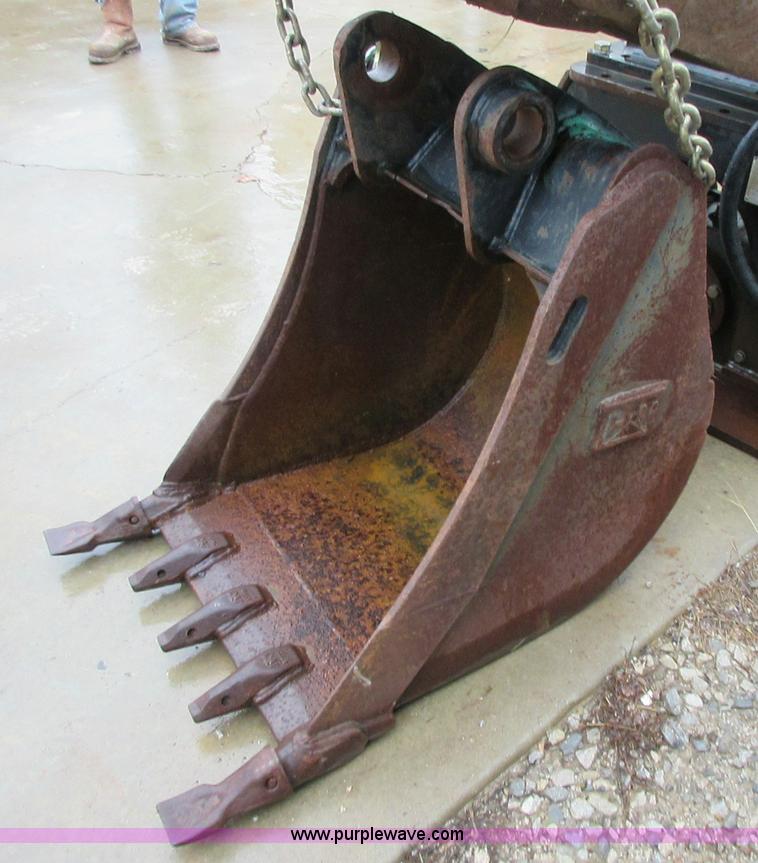 image for item I1774 Caterpillar backhoe bucket