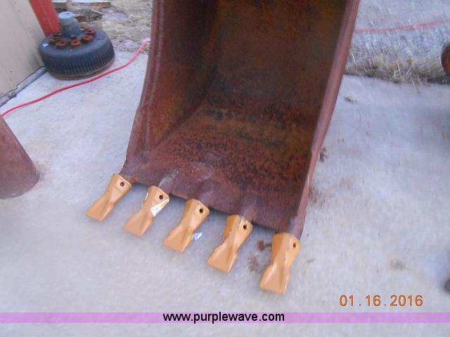 image for item I1774 Caterpillar backhoe bucket