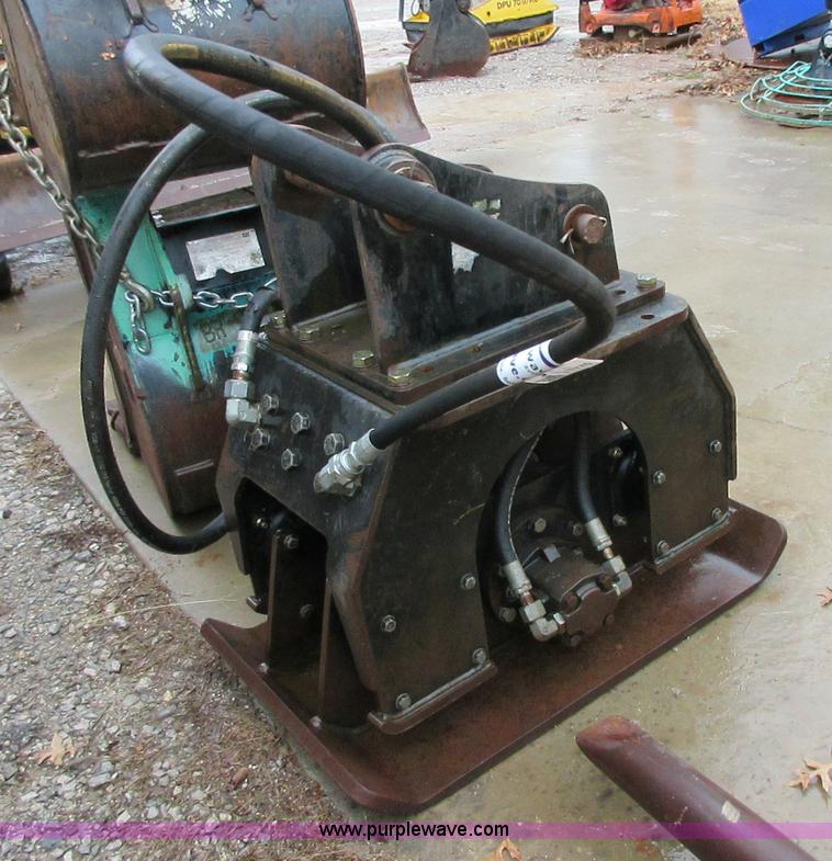 image for item I1775 Caterpillar CVP40 hydraulic compactor