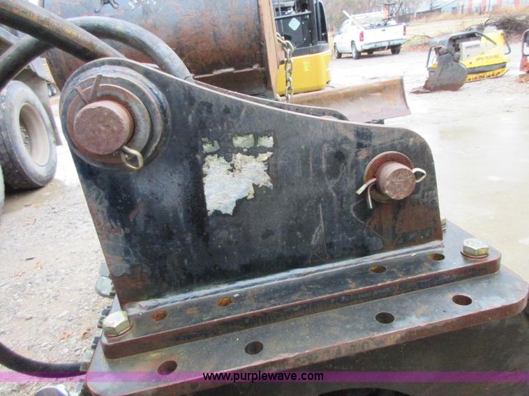 image for item I1775 Caterpillar CVP40 hydraulic compactor