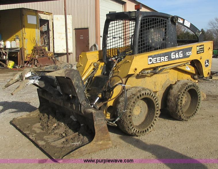image for item I1801 2005 John Deere 325 skid steer