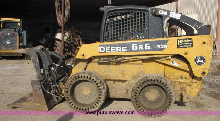 image for item I1801 2005 John Deere 325 skid steer