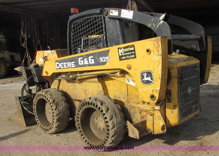 image for item I1801 2005 John Deere 325 skid steer