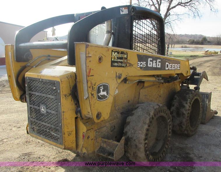 image for item I1801 2005 John Deere 325 skid steer