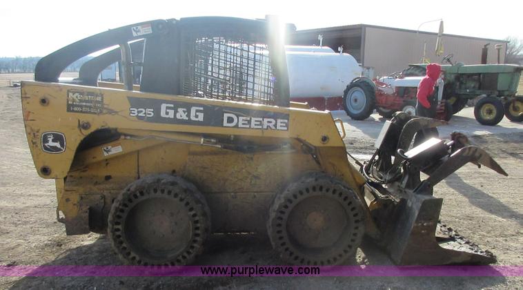image for item I1801 2005 John Deere 325 skid steer