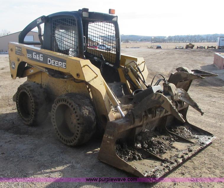image for item I1801 2005 John Deere 325 skid steer