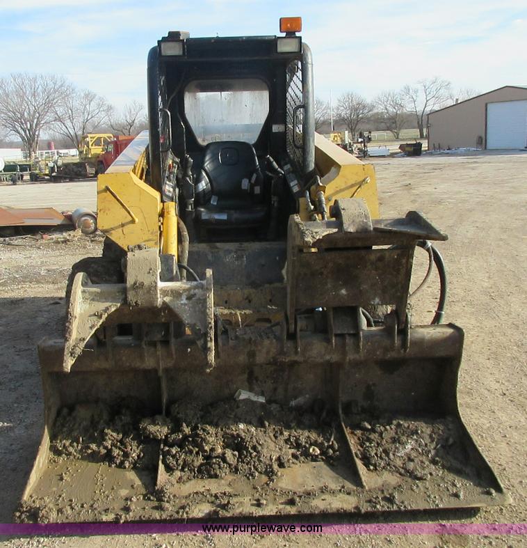 image for item I1801 2005 John Deere 325 skid steer