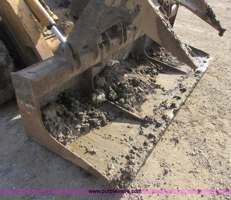 image for item I1801 2005 John Deere 325 skid steer