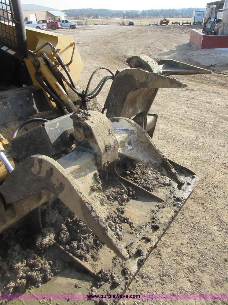 image for item I1801 2005 John Deere 325 skid steer