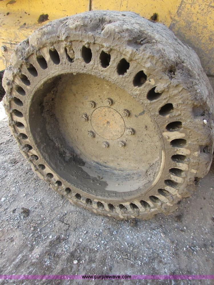 image for item I1801 2005 John Deere 325 skid steer