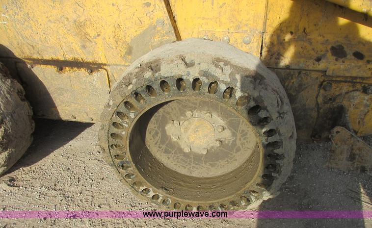 image for item I1801 2005 John Deere 325 skid steer