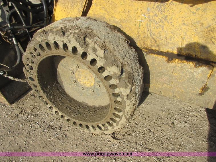 image for item I1801 2005 John Deere 325 skid steer