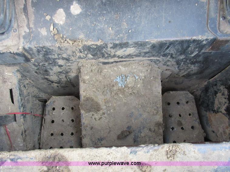 image for item I1801 2005 John Deere 325 skid steer