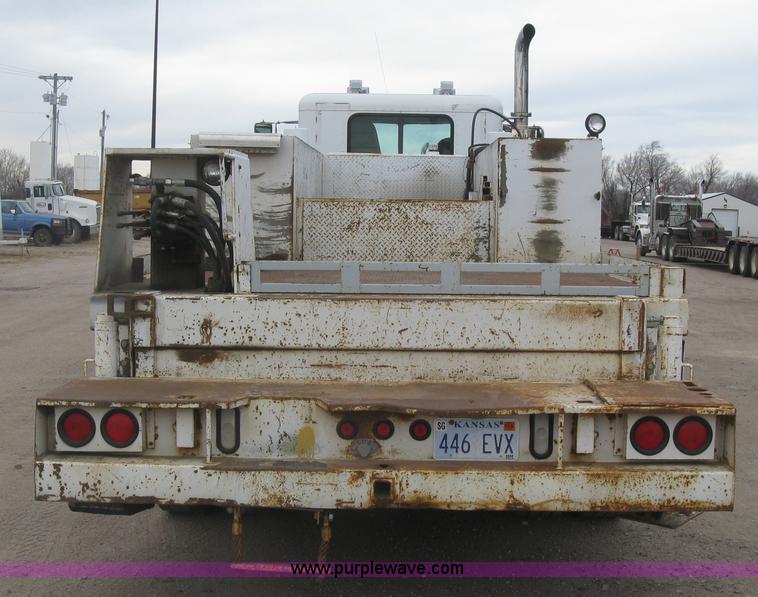 image for item J2975 2002 Peterbilt 330 service truck