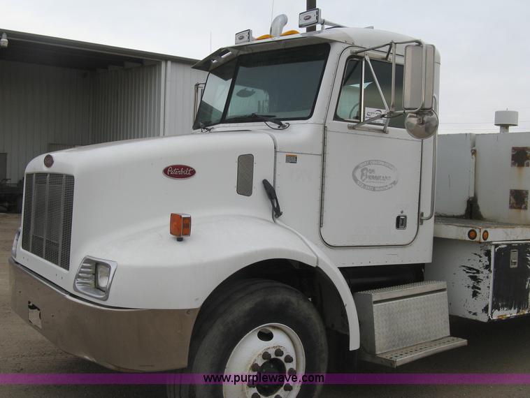image for item J2975 2002 Peterbilt 330 service truck