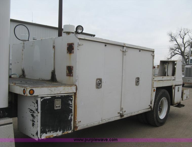 image for item J2975 2002 Peterbilt 330 service truck