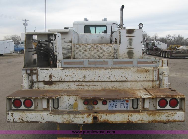 image for item J2975 2002 Peterbilt 330 service truck