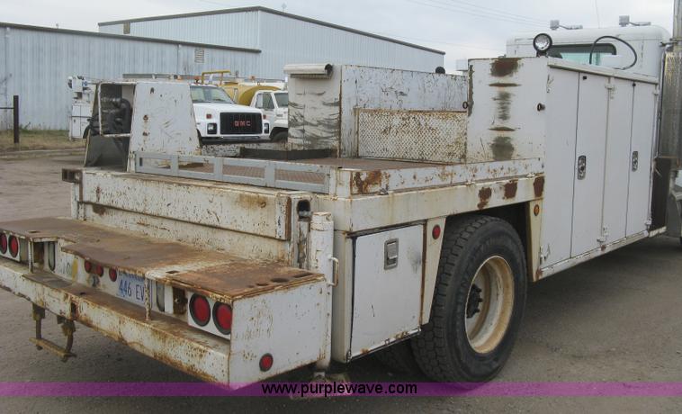 image for item J2975 2002 Peterbilt 330 service truck