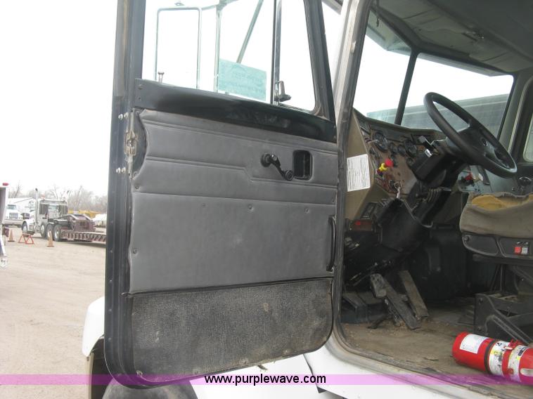 image for item J2975 2002 Peterbilt 330 service truck