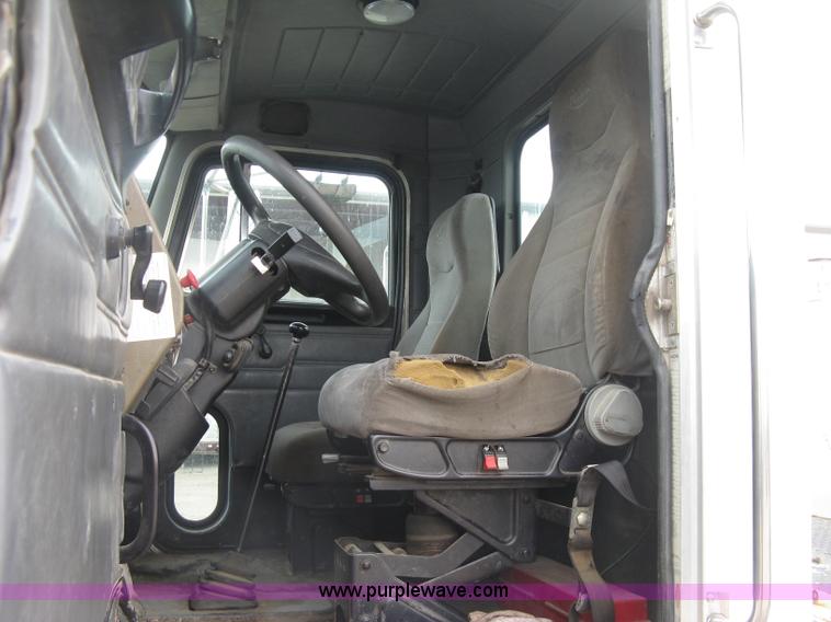 image for item J2975 2002 Peterbilt 330 service truck