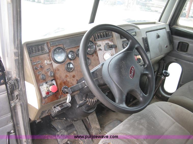 image for item J2975 2002 Peterbilt 330 service truck