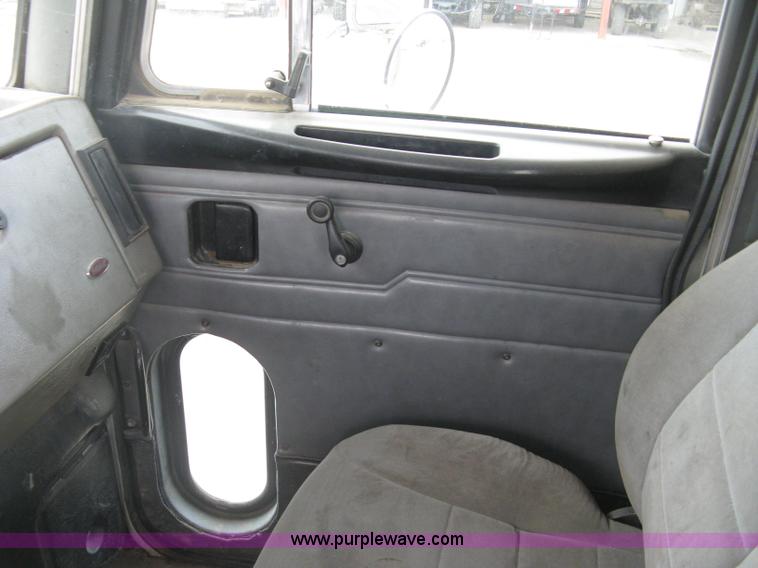 image for item J2975 2002 Peterbilt 330 service truck