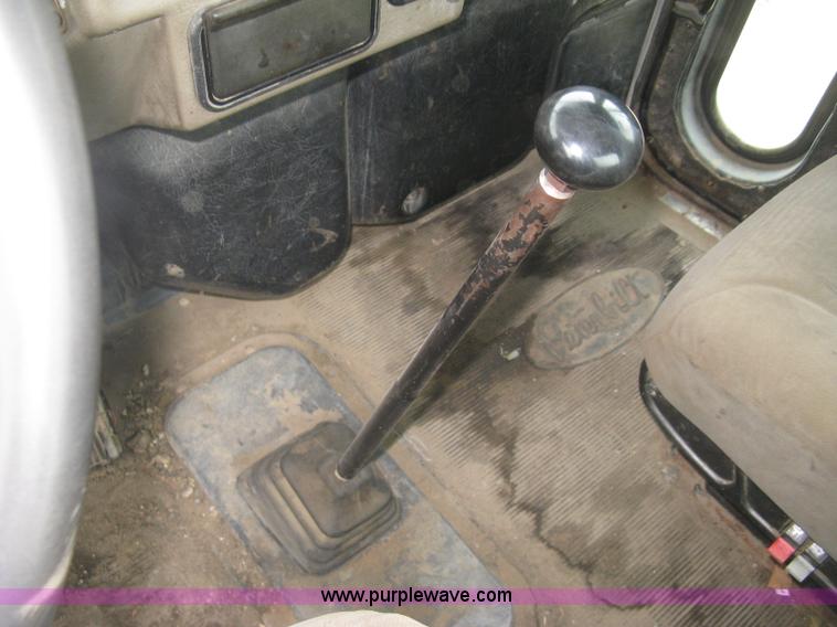 image for item J2975 2002 Peterbilt 330 service truck