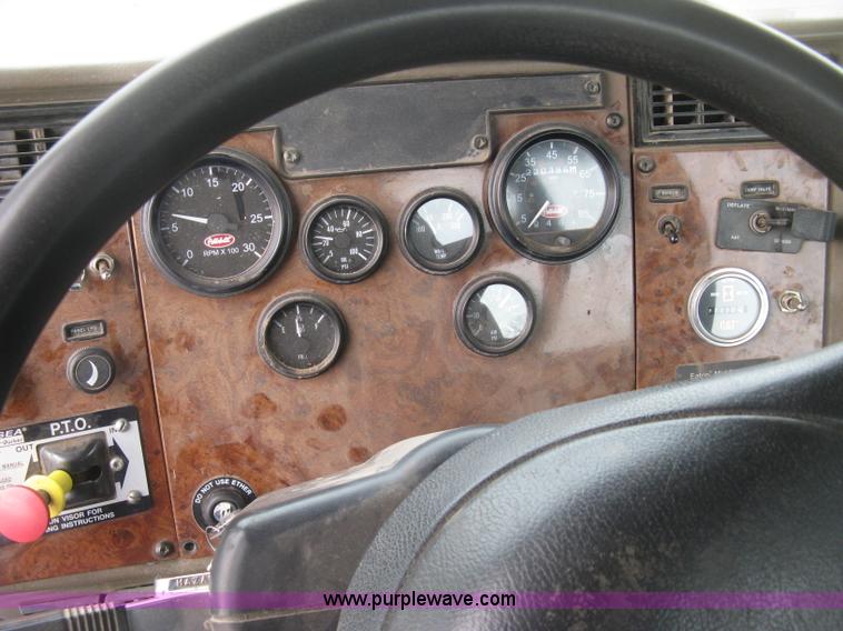 image for item J2975 2002 Peterbilt 330 service truck