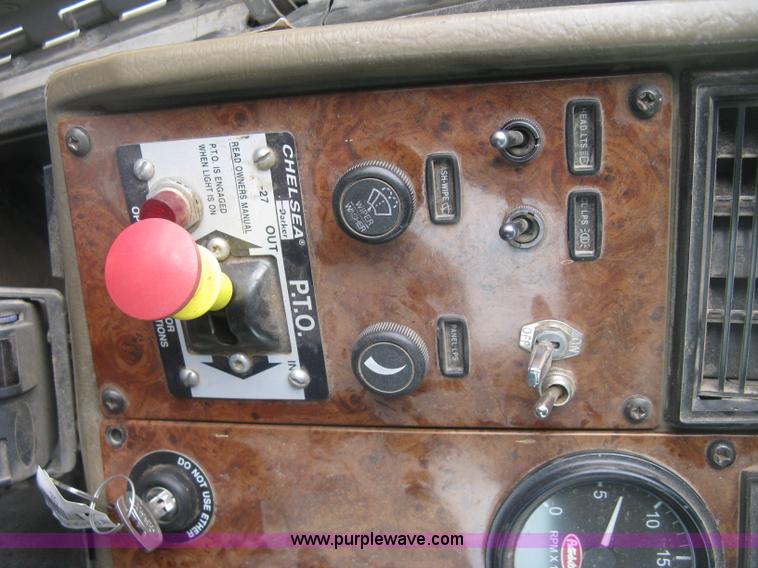 image for item J2975 2002 Peterbilt 330 service truck