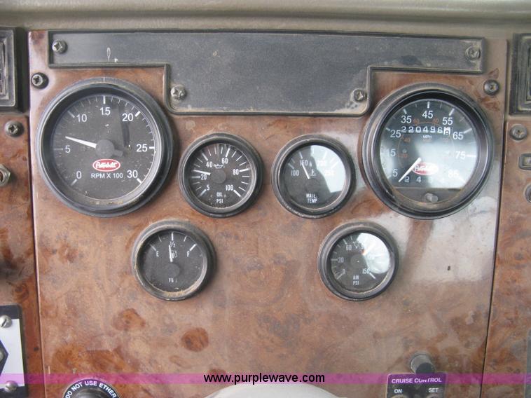 image for item J2975 2002 Peterbilt 330 service truck