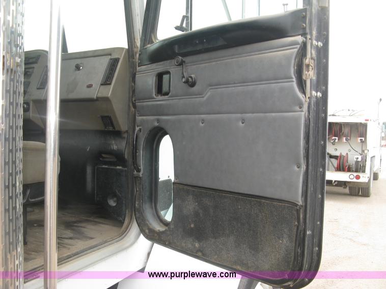 image for item J2975 2002 Peterbilt 330 service truck