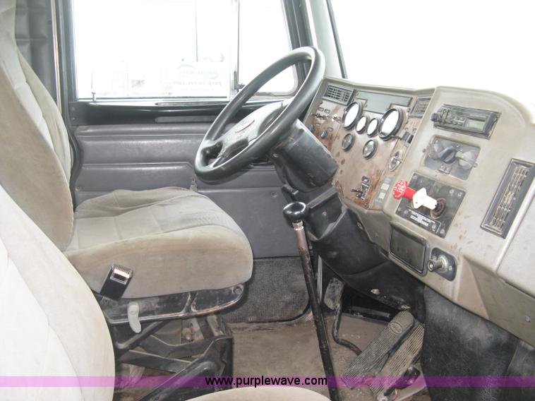 image for item J2975 2002 Peterbilt 330 service truck