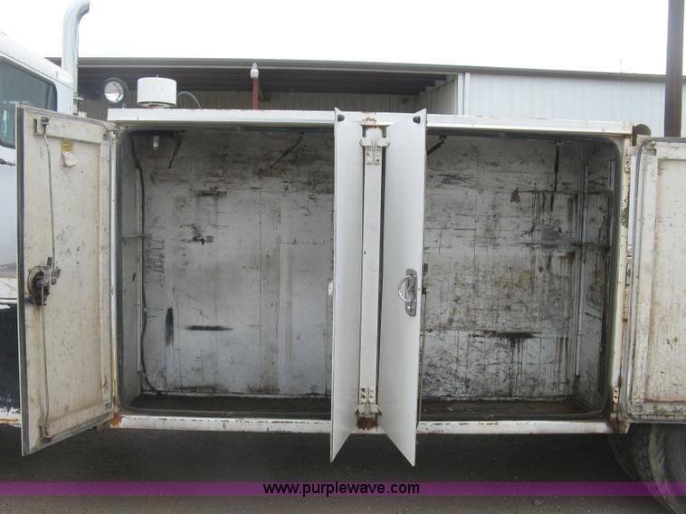 image for item J2975 2002 Peterbilt 330 service truck